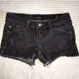 MEK cutoff shorts 🖤